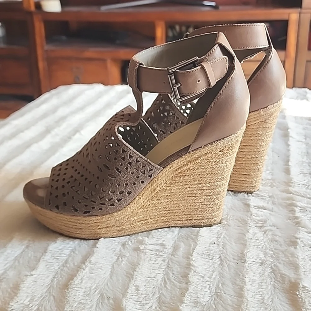MARC FISHER taupe leather platforms. EUC
